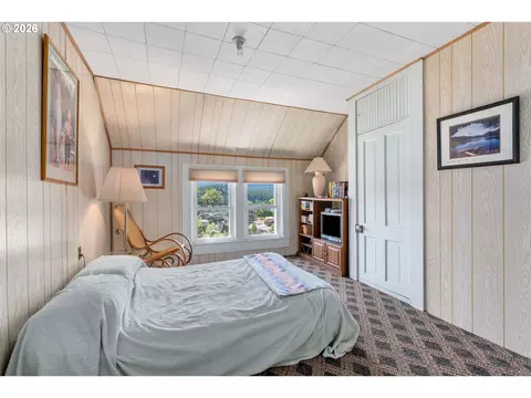 Bedroom - 115 SW Regulator St, Cascade Locks, OR 97014 photo 5 of 5