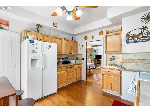 Kitchen - 115 SW Regulator St, Cascade Locks, OR 97014 photo 1 of 1
