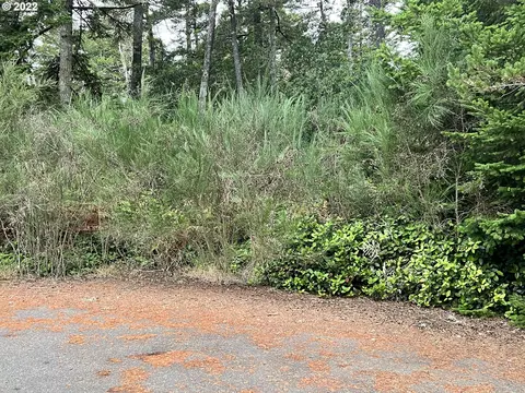 8 Th St, Florence, OR 97439