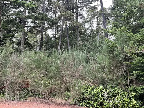 8 Th St, Florence, OR 97439 photo 2