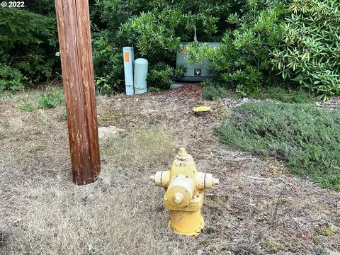 8 Th St, Florence, OR 97439 photo 3