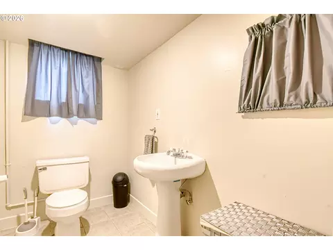 Bath - 908 SE Byers Ave, Pendleton, OR 97801 photo 6 of 6