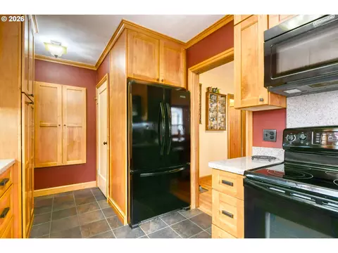 Kitchen - 908 SE Byers Ave, Pendleton, OR 97801 photo 2 of 6