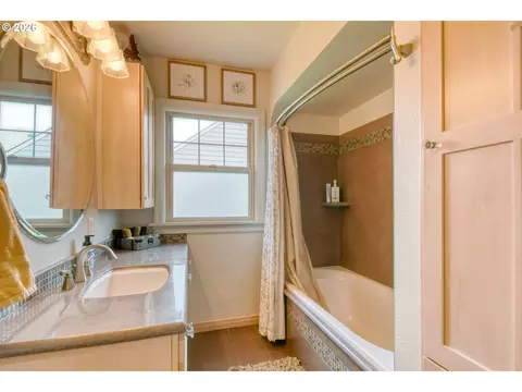 Bath - 908 SE Byers Ave, Pendleton, OR 97801 photo 1 of 6