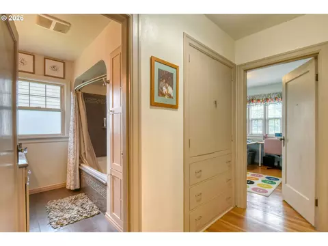 Entry Way - 908 SE Byers Ave, Pendleton, OR 97801 photo 2 of 2