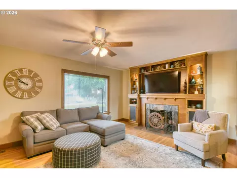 Living - 908 SE Byers Ave, Pendleton, OR 97801 photo 1 of 2