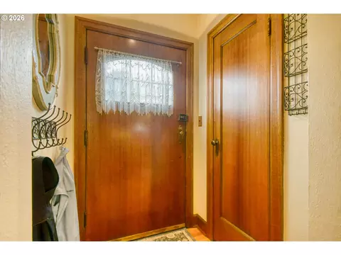 Entry Way - 908 SE Byers Ave, Pendleton, OR 97801 photo 1 of 2
