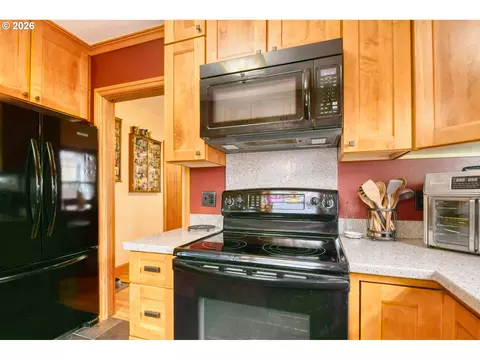Kitchen - 908 SE Byers Ave, Pendleton, OR 97801 photo 4 of 6