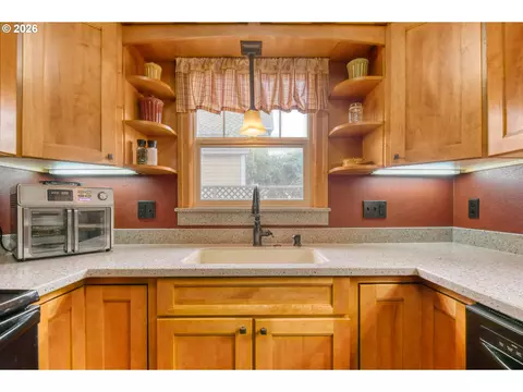 Kitchen - 908 SE Byers Ave, Pendleton, OR 97801 photo 6 of 6