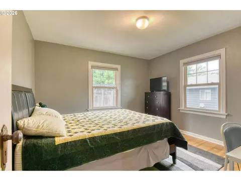 Bedroom - 908 SE Byers Ave, Pendleton, OR 97801 photo 3 of 8