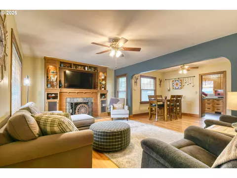 Living - 908 SE Byers Ave, Pendleton, OR 97801 photo 2 of 2