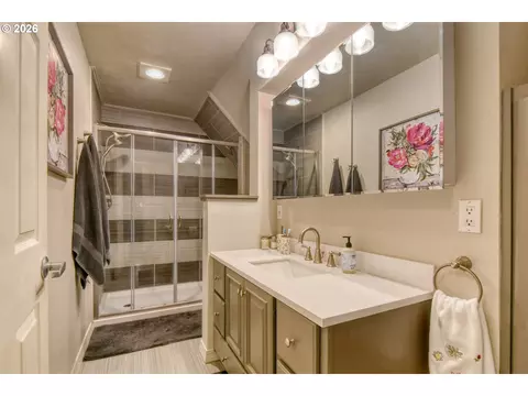 Bath - 908 SE Byers Ave, Pendleton, OR 97801 photo 2 of 6