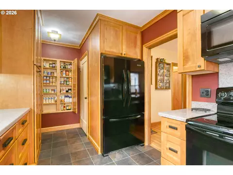 Kitchen - 908 SE Byers Ave, Pendleton, OR 97801 photo 5 of 6