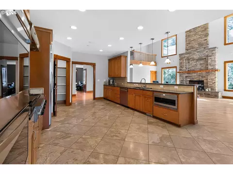 Kitchen - 267 Ranch Rd, Kelso, WA 98626 photo 3 of 3