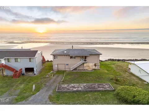 148 NW Spencer St, Yachats, OR 97498