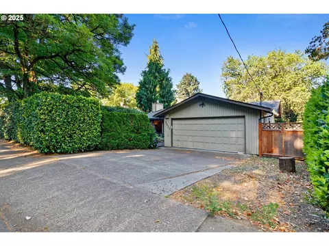 5623 SE Cesar E Chavez Blvd, Portland, OR 97202