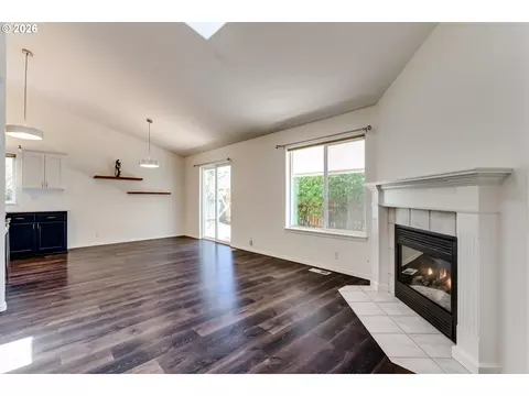 Living - 1060 Tyson Ln, Eugene, OR 97404 photo 3 of 4