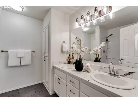 Bath - 1060 Tyson Ln, Eugene, OR 97404 photo 1 of 2