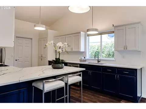 Kitchen - 1060 Tyson Ln, Eugene, OR 97404 photo 3 of 5