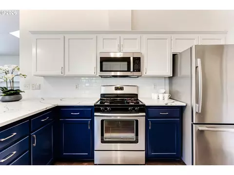 Kitchen - 1060 Tyson Ln, Eugene, OR 97404 photo 2 of 5