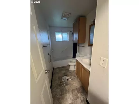 Bath - 1107 E 30th St, Vancouver, WA 98663 photo 1 of 1