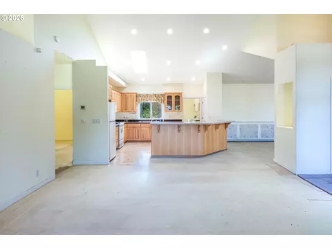 Living - 1243 Delrose Dr, Springfield, OR 97477 photo 2 of 3