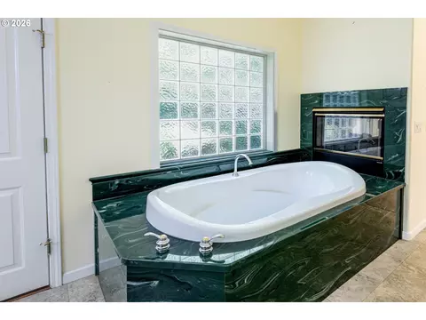 Bath - 1243 Delrose Dr, Springfield, OR 97477 photo 4 of 6