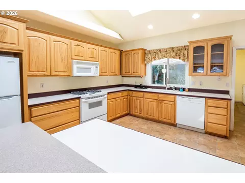 Kitchen - 1243 Delrose Dr, Springfield, OR 97477 photo 3 of 4