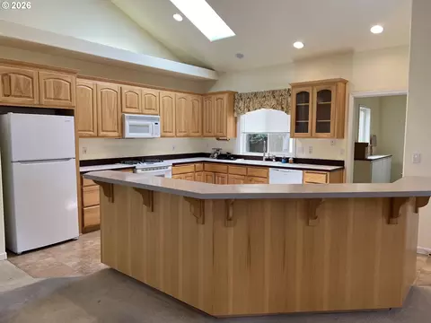 Kitchen - 1243 Delrose Dr, Springfield, OR 97477 photo 2 of 4