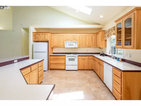 Kitchen - 1243 Delrose Dr, Springfield, OR 97477 photo 4 of 4