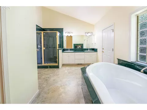 Bath - 1243 Delrose Dr, Springfield, OR 97477 photo 5 of 6