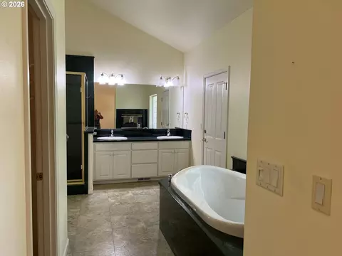 Bath - 1243 Delrose Dr, Springfield, OR 97477 photo 1 of 6