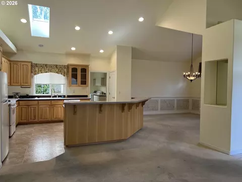 Kitchen - 1243 Delrose Dr, Springfield, OR 97477 photo 1 of 4
