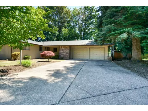 2262 NW Pinehurst Dr, Mcminnville, OR 97128