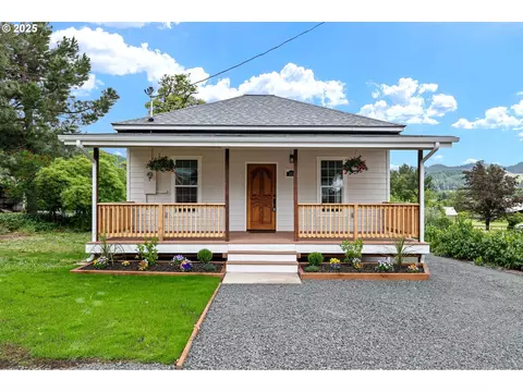 261 First St, Yoncalla, OR 97499