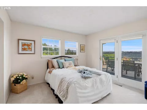 Bedroom - 2105 NW Couch St, Camas, WA 98607 photo 1 of 6