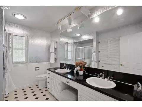 Bath - 2105 NW Couch St, Camas, WA 98607 photo 1 of 2