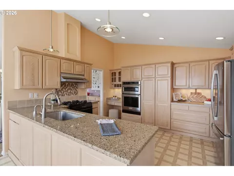 Kitchen - 2105 NW Couch St, Camas, WA 98607 photo 1 of 4