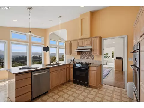 Kitchen - 2105 NW Couch St, Camas, WA 98607 photo 2 of 4