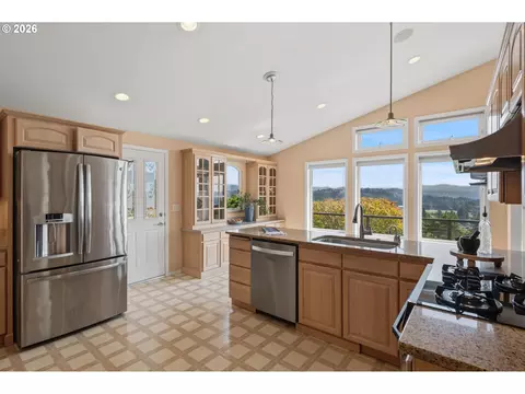 Kitchen - 2105 NW Couch St, Camas, WA 98607 photo 4 of 4