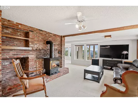 Living - 2105 NW Couch St, Camas, WA 98607 photo 4 of 5