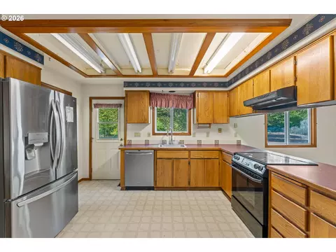 Kitchen - 35255 S Summit Ln, Molalla, OR 97038 photo 2 of 3