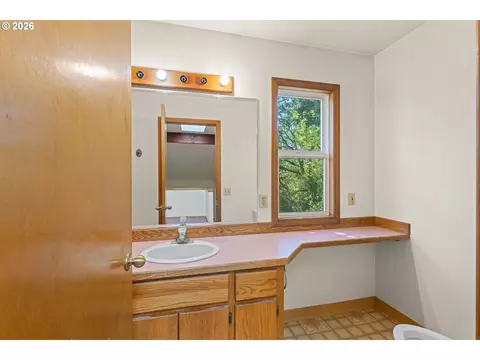 Bath - 35255 S Summit Ln, Molalla, OR 97038 photo 3 of 4