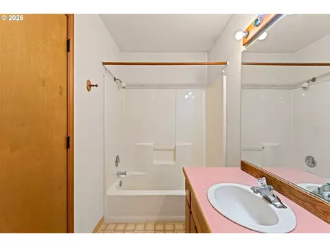 Bath - 35255 S Summit Ln, Molalla, OR 97038 photo 4 of 4