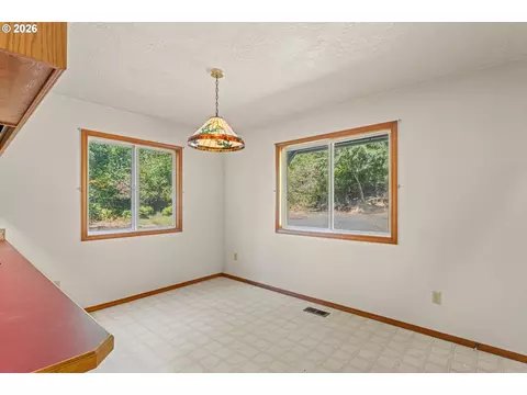 Dining - 35255 S Summit Ln, Molalla, OR 97038 photo 1 of 1