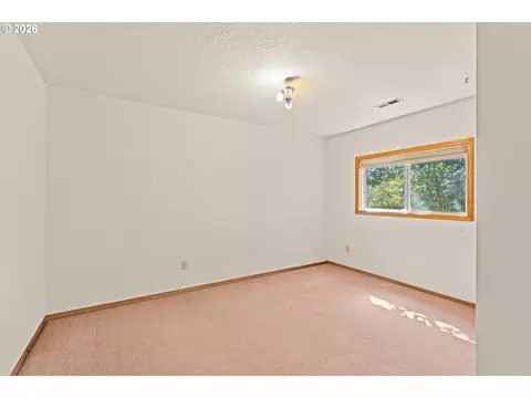 Bedroom - 35255 S Summit Ln, Molalla, OR 97038 photo 3 of 7