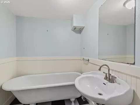 Bath - 817 NW Earl Ave, Gresham, OR 97030 photo 1 of 3