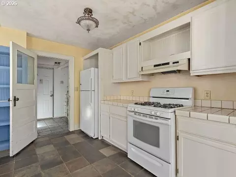Kitchen - 817 NW Earl Ave, Gresham, OR 97030 photo 2 of 3