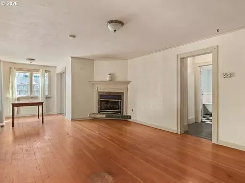 Living - 817 NW Earl Ave, Gresham, OR 97030 photo 1 of 4