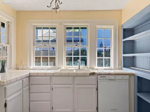Kitchen - 817 NW Earl Ave, Gresham, OR 97030 photo 3 of 3